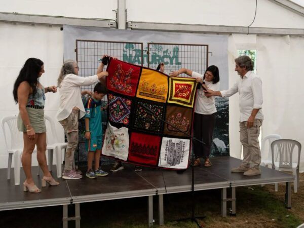 Presentación del bordado carbajalino en un evento cultural en Zamora