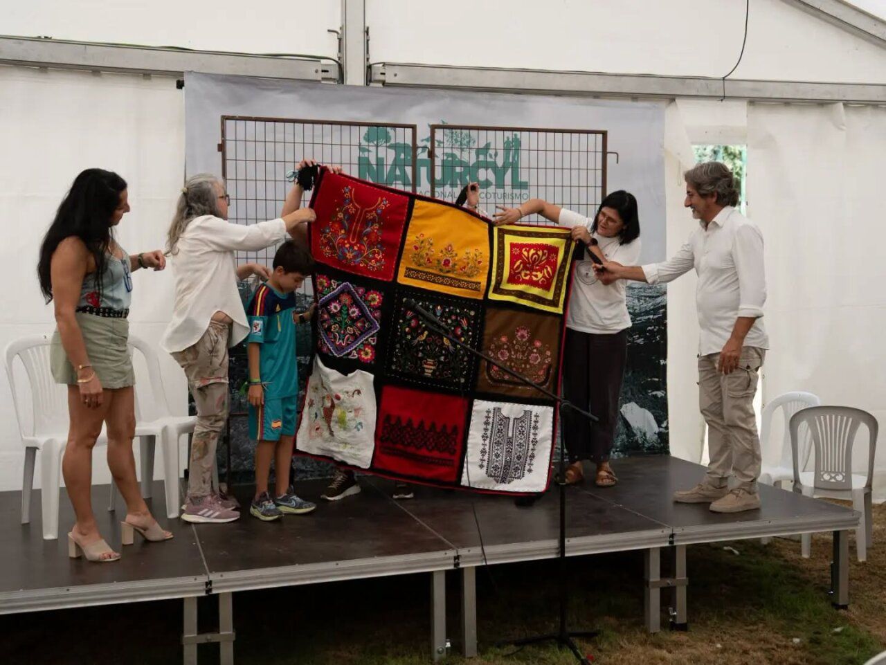 Presentación del bordado carbajalino en un evento cultural en Zamora