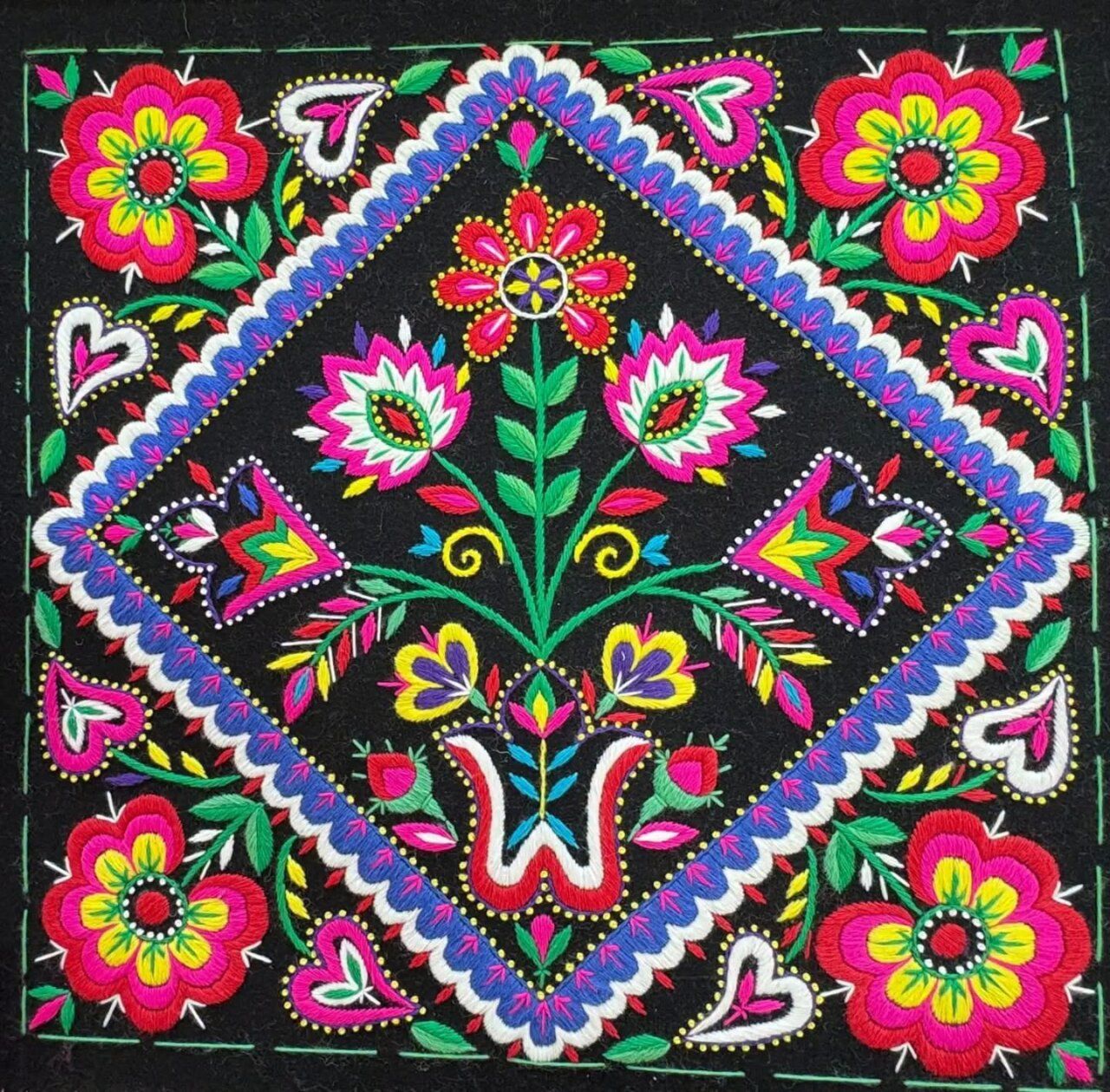 Bordado carbajalino colorido con flores y motivos tradicionales