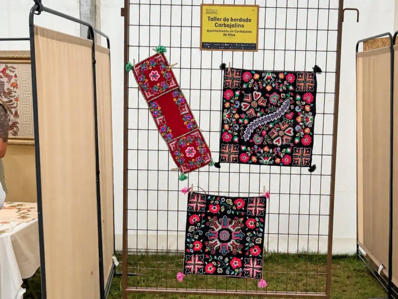 Muestra de bordado carbajalino en un taller de Zamora