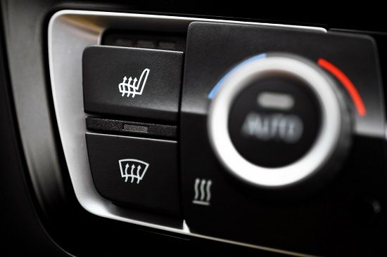 Controles de temperatura y calefacción en un automóvil moderno