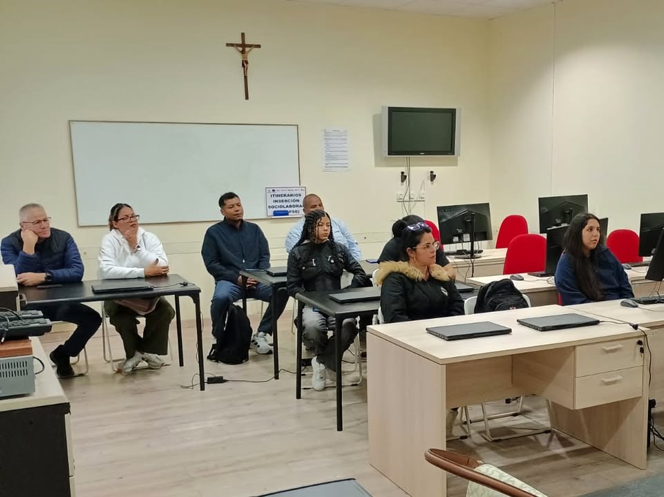 Grupo de personas en una clase de formación laboral en Benavente