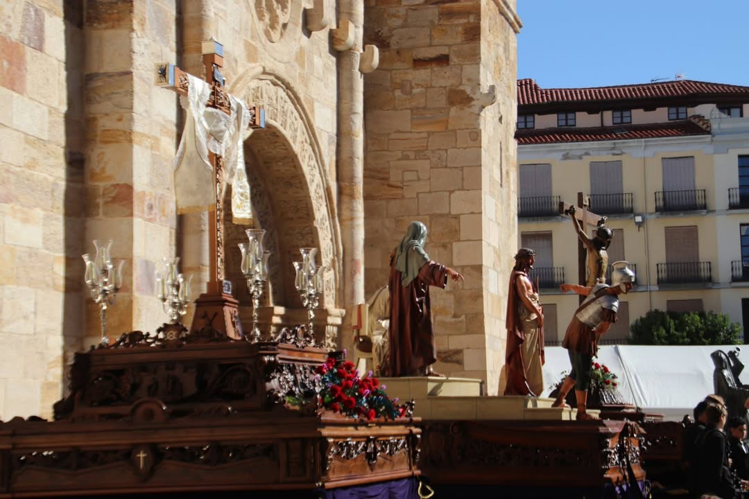 Procesión de la Exaltación de la Cruz en Zamora con figuras religiosas