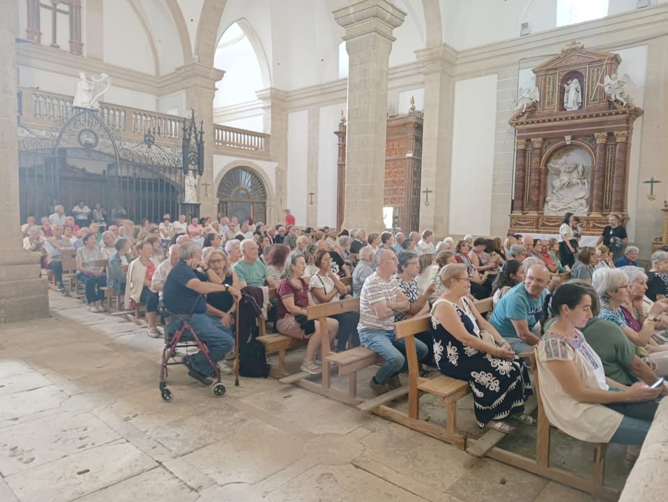Asistentes al concierto por la igualdad en Vezdemarbán con la Banda de Música de Zamora.