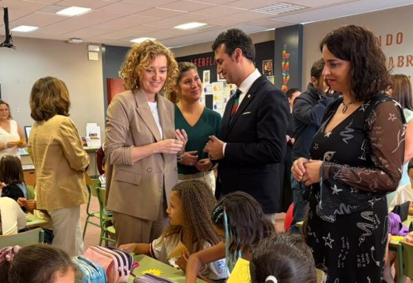 Reunión sobre educación en un aula con niños y adultos
