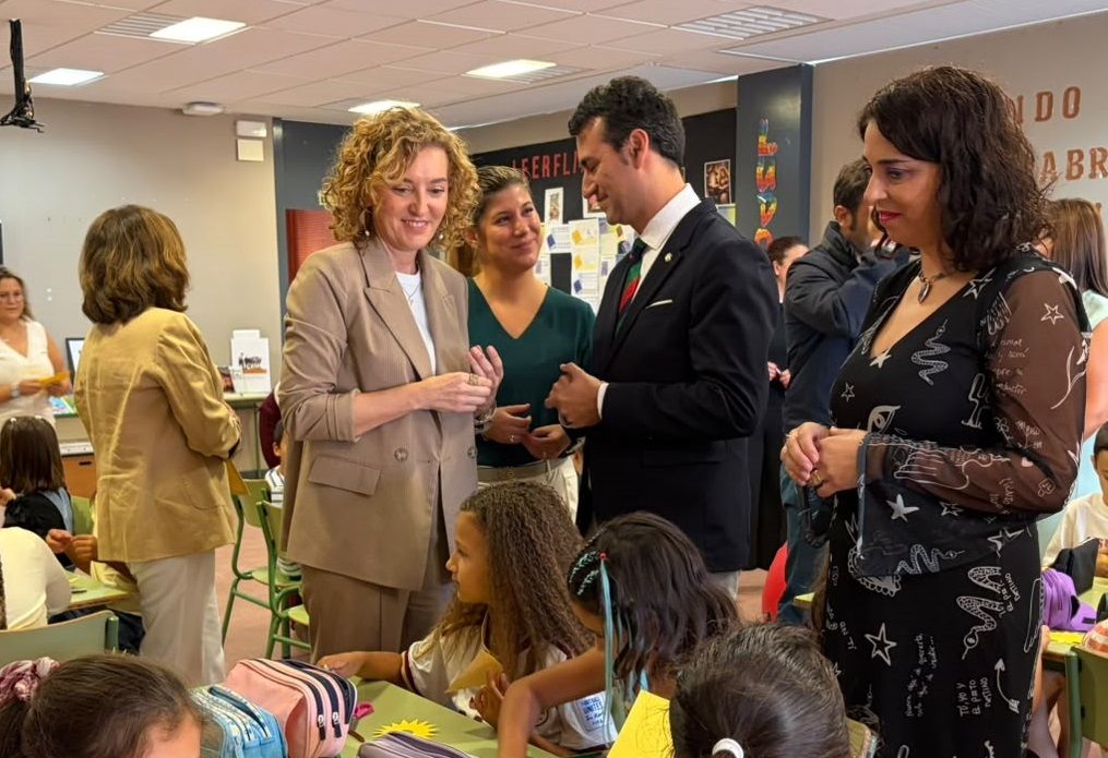 Reunión sobre educación en un aula con niños y adultos