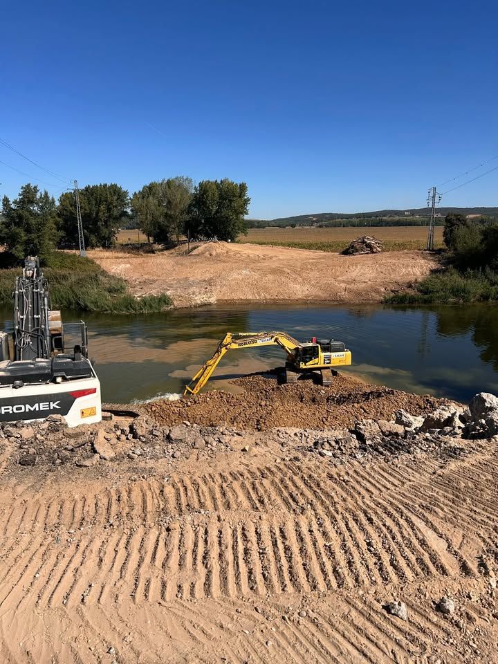 Excavadora trabajando en la demolición del puente sobre el río Duero en Zamora.