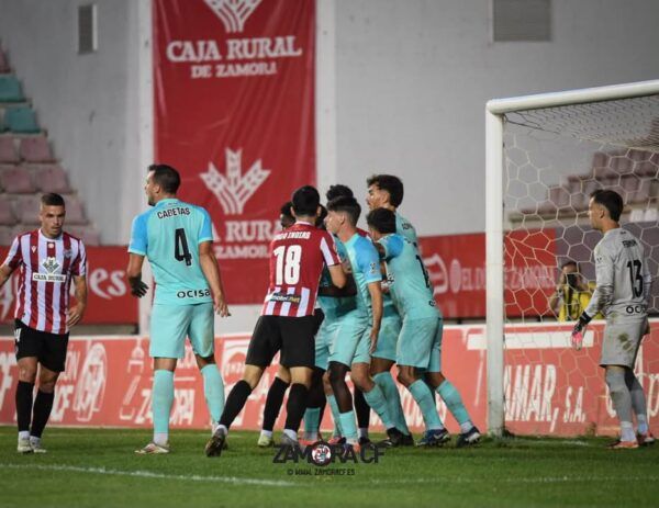 Jugadores del Zamora CF y UD Logroñés en el partido de la segunda jornada