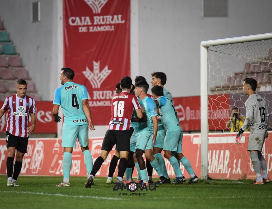 Jugadores del Zamora CF y UD Logroñés en el partido de la segunda jornada