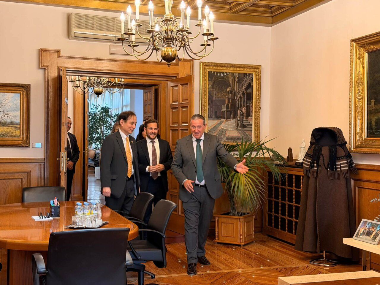 El embajador de Japón durante una visita institucional en Zamora