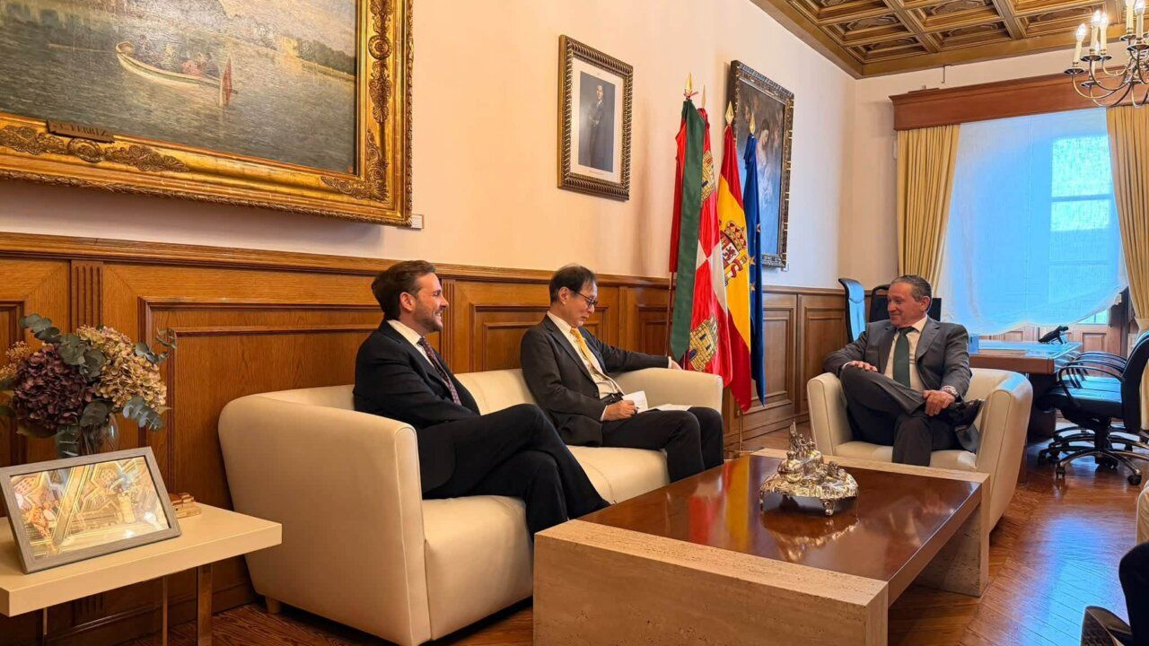 Reunión entre el embajador de Japón y funcionarios en un salón