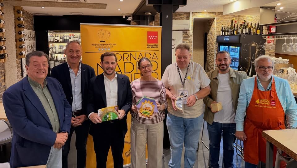 Grupo de personas en evento sobre quesos madrileños en Zamora