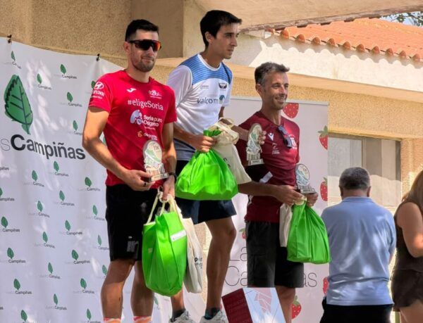 Enrique de Diego en el podio tras una carrera de montaña.