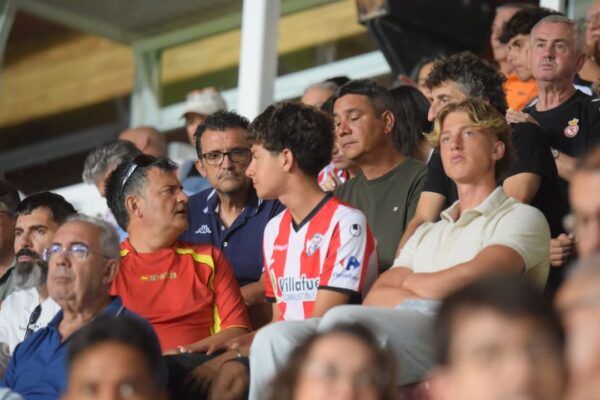 Aficionados en las gradas durante un partido de fútbol
