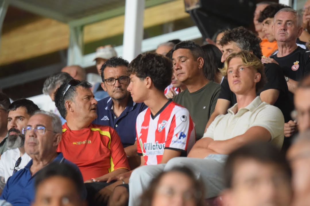 Aficionados en las gradas durante un partido de fútbol