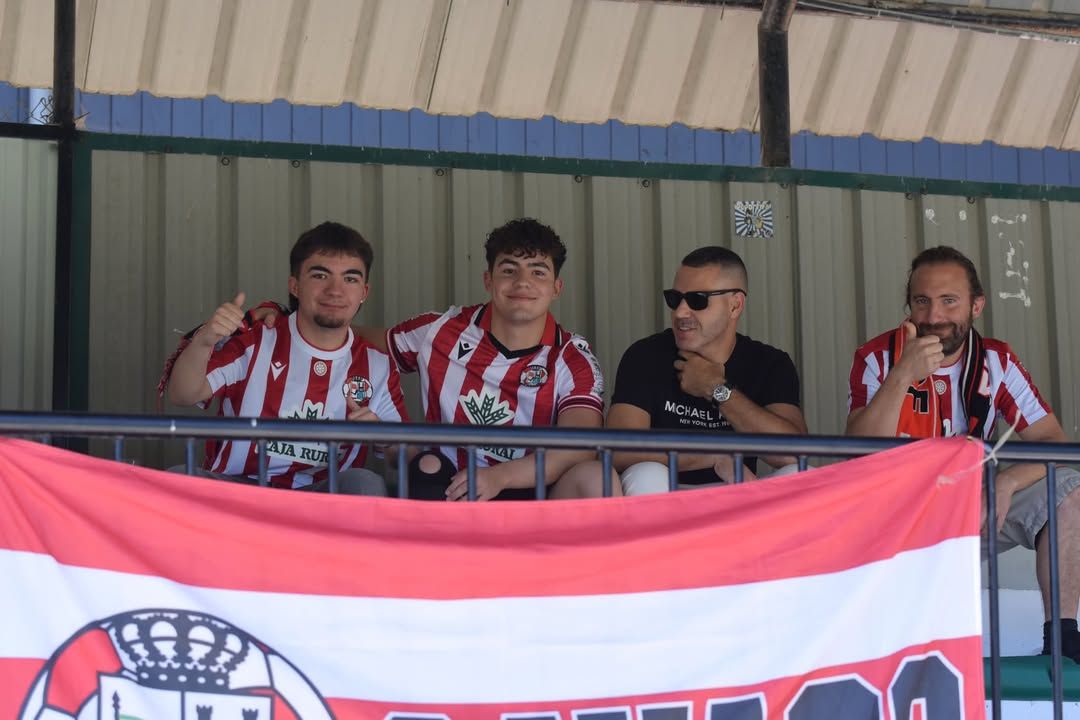Aficionados del Zamora CF animando en el estadio durante un partido