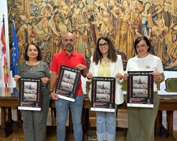 Cuatro personas sosteniendo carteles de la exposición El Canto de la Fe