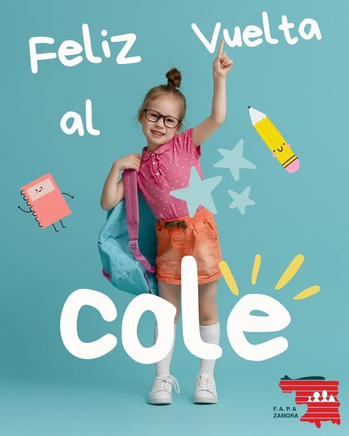 Niña sonriente con mochila y lápiz en un fondo azul