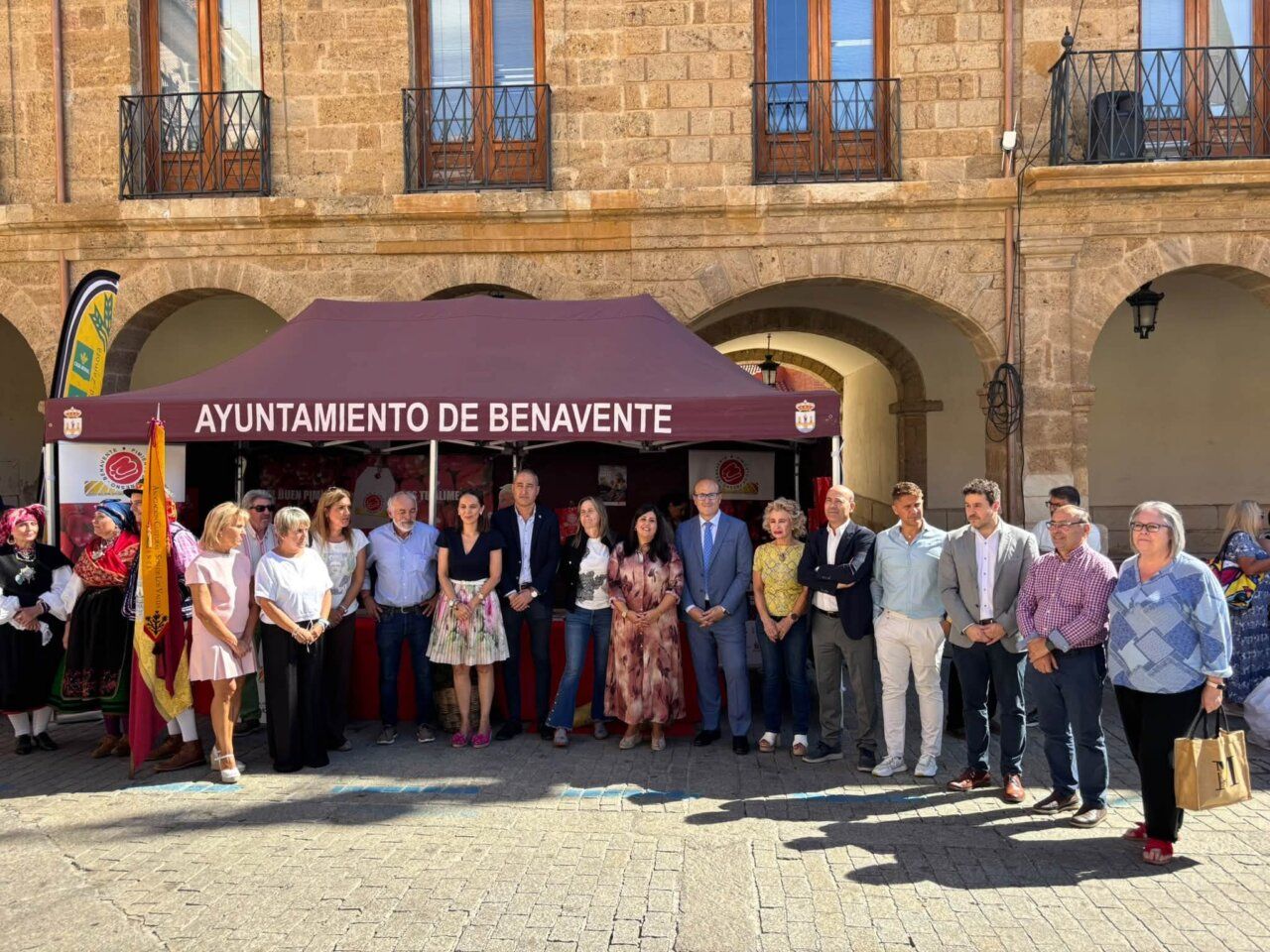 Inauguración de la XXXII Feria del Pimiento en Benavente con autoridades y participantes.