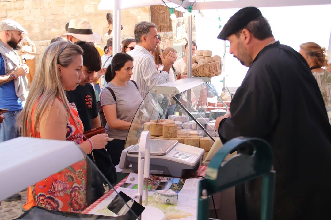 Visitantes disfrutando de la Feria Internacional del Queso en Zamora