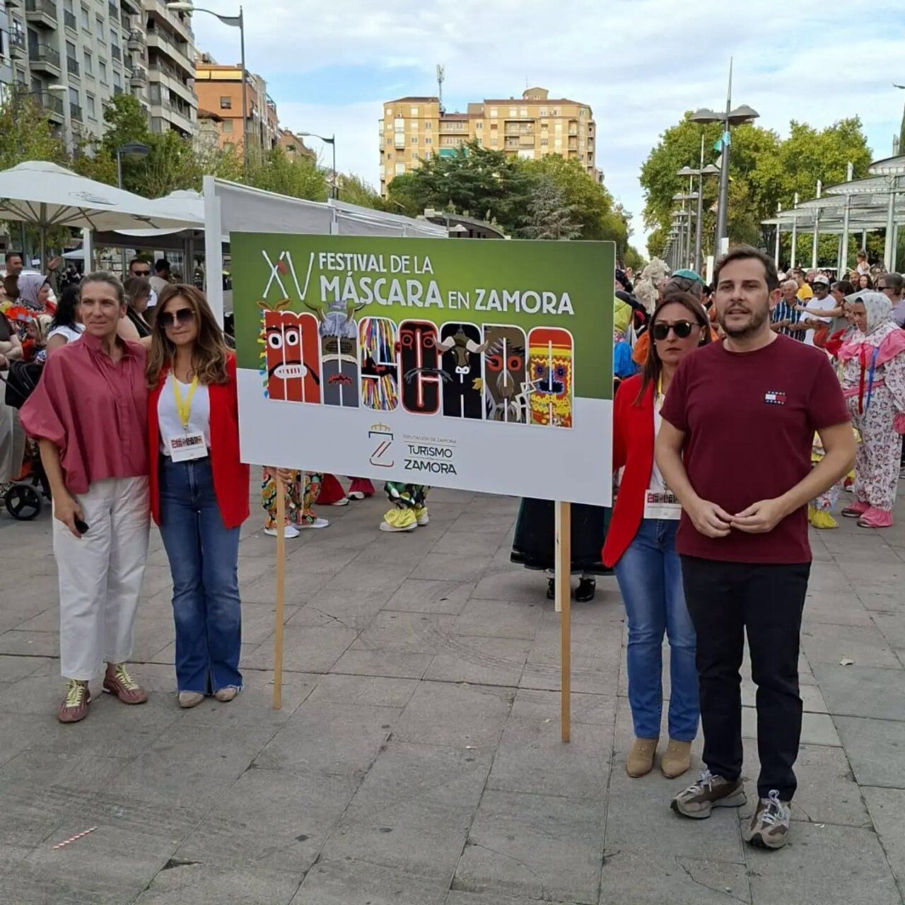 Participantes en el XV Festival de la Máscara en Zamora con un cartel