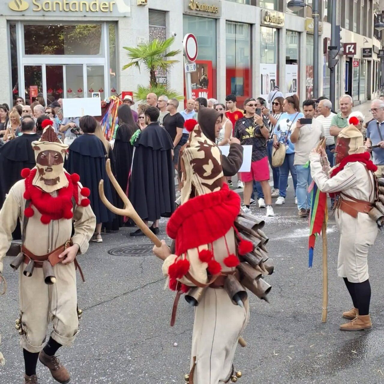 Participantes del XV Festival de la Máscara en Zamora con trajes tradicionales