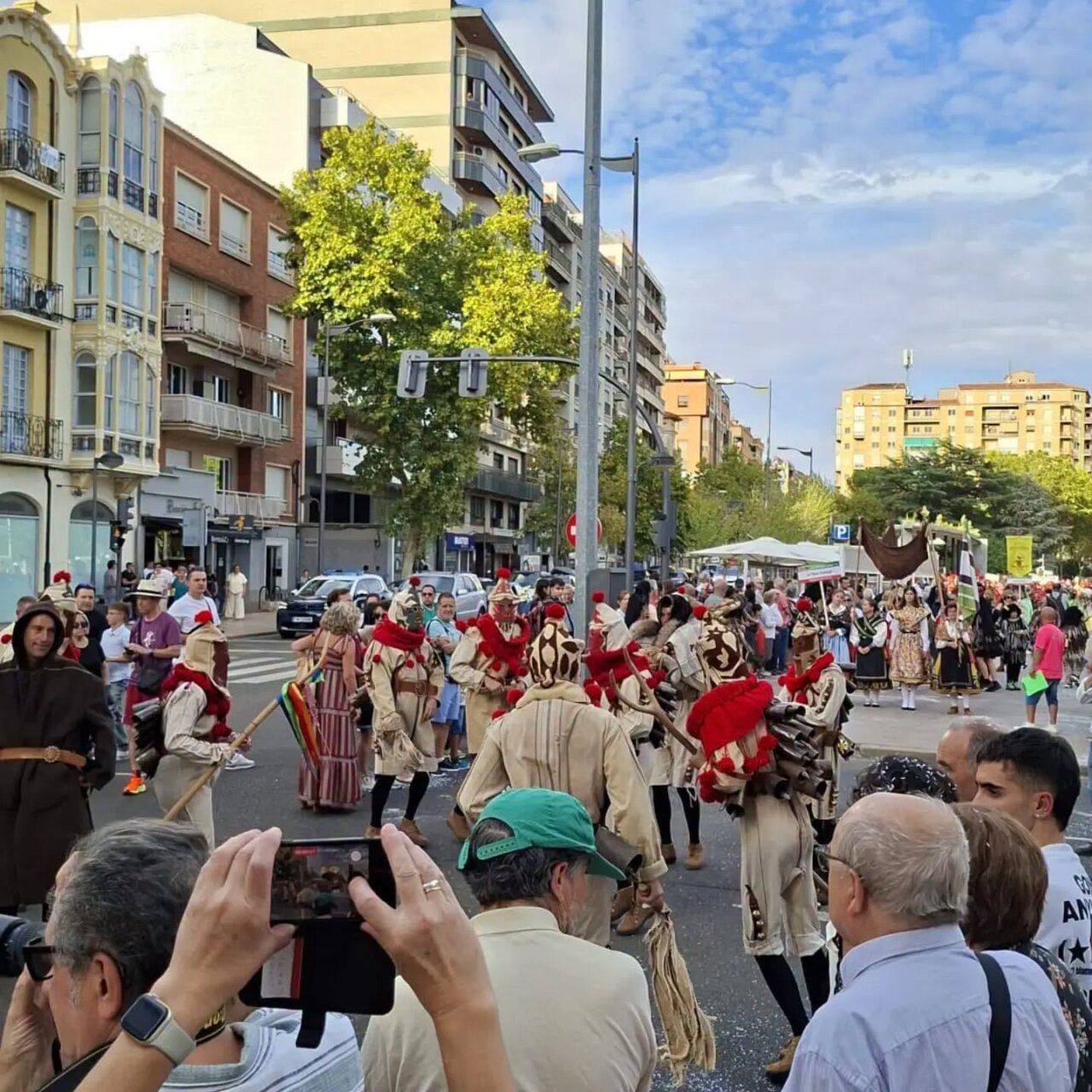 Desfile del XV Festival de la Máscara en Zamora con participantes y máscaras coloridas.