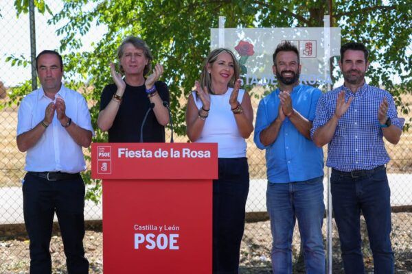 Miembros del PSOE aplaudiendo en la Fiesta de la Rosa en Zamora