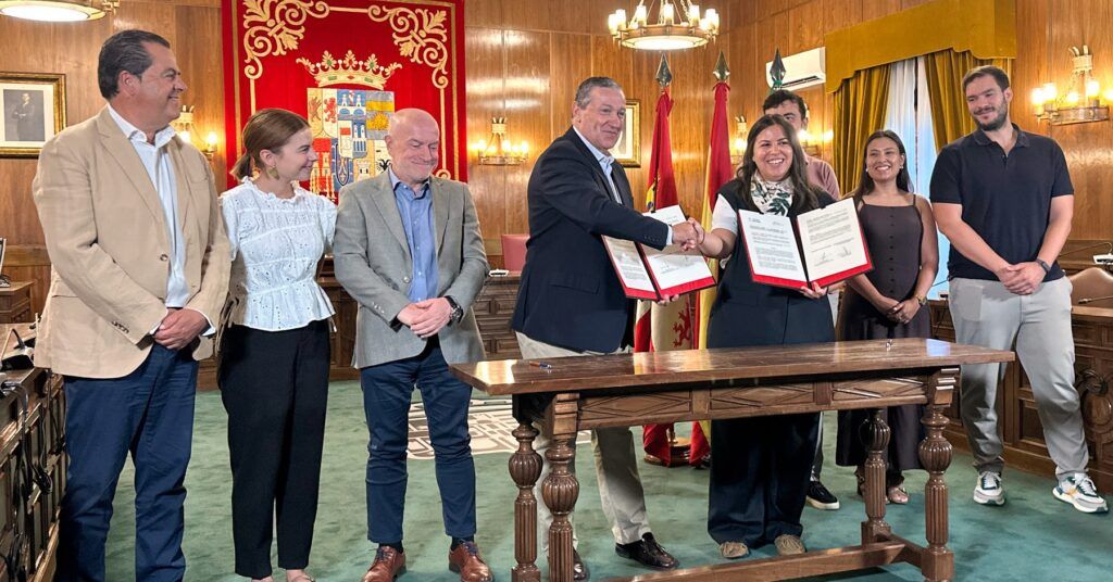 Firma de protocolo de gestión para Fromago 2026 con varios asistentes