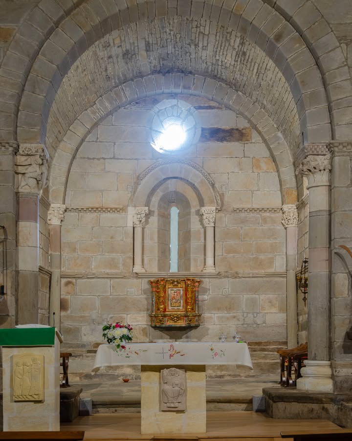 Interior de la iglesia de Santa Marta de Tera con altar y ventanas