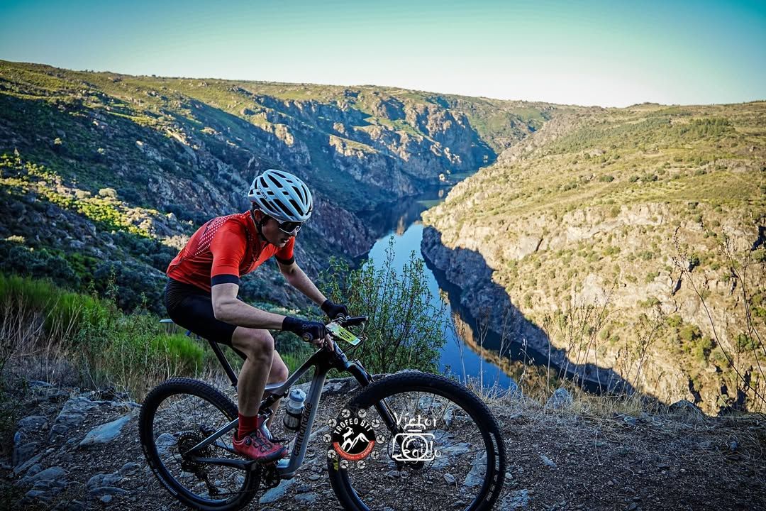 Ciclista en la III BTT Cañones del Duero en Fermoselle