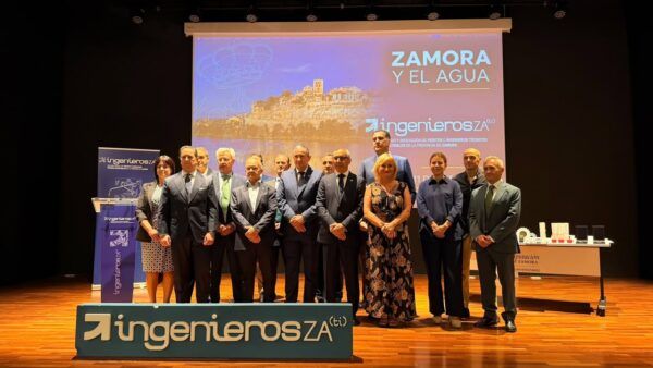 Grupo de ingenieros en evento sobre agua y desarrollo industrial en Zamora