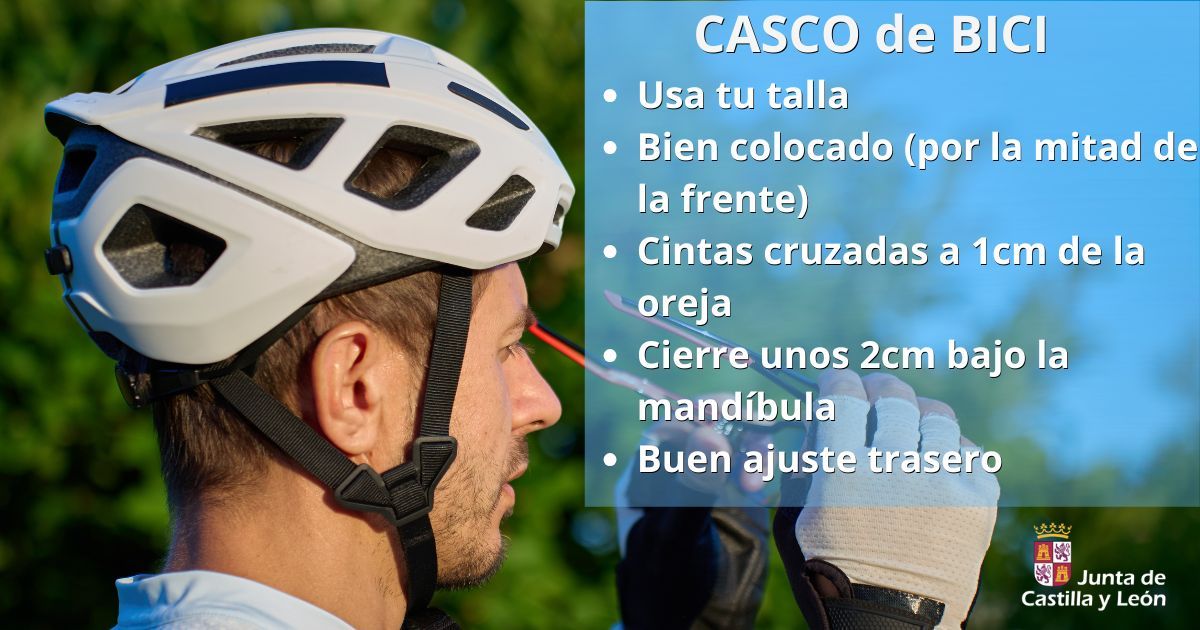 Ciclista ajustando su casco mientras monta en bicicleta
