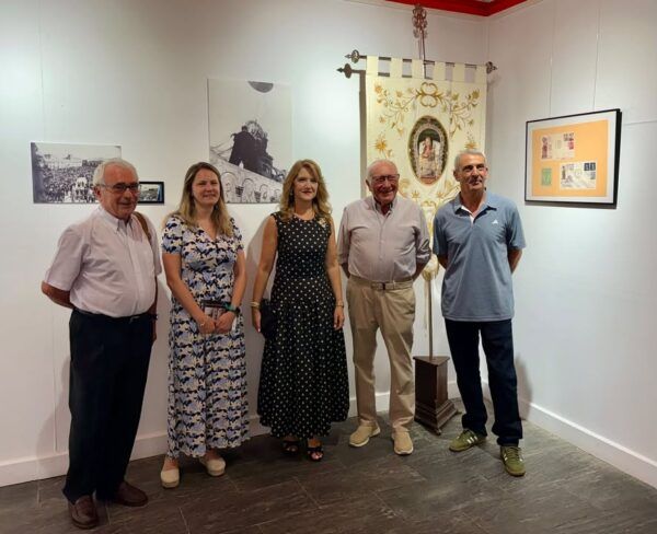 Inauguración de exposición sobre la fiesta del Canto en Toro con varias personas.