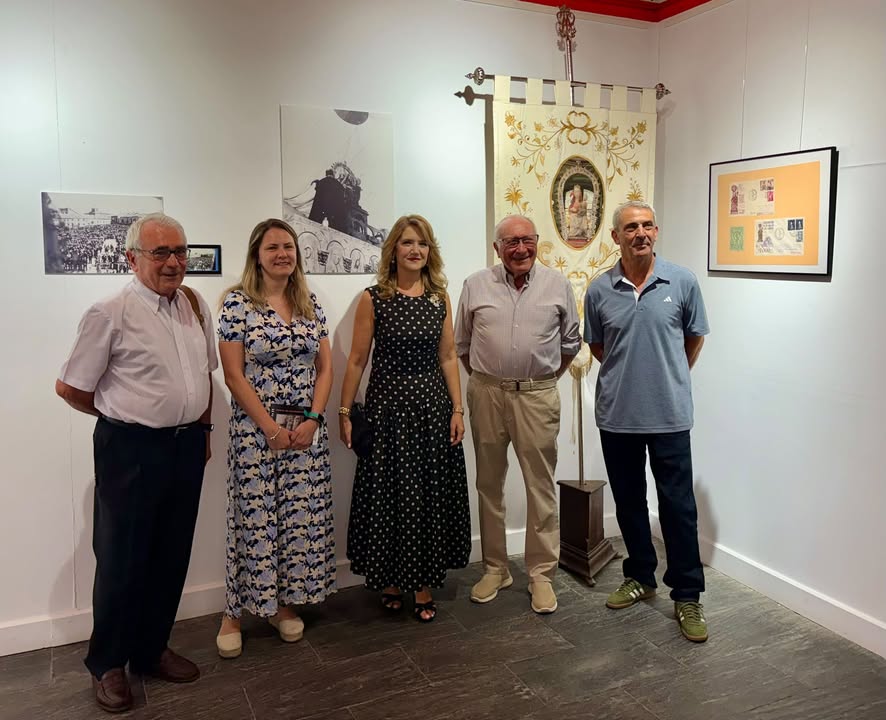Inauguración de exposición sobre la fiesta del Canto en Toro con varias personas.