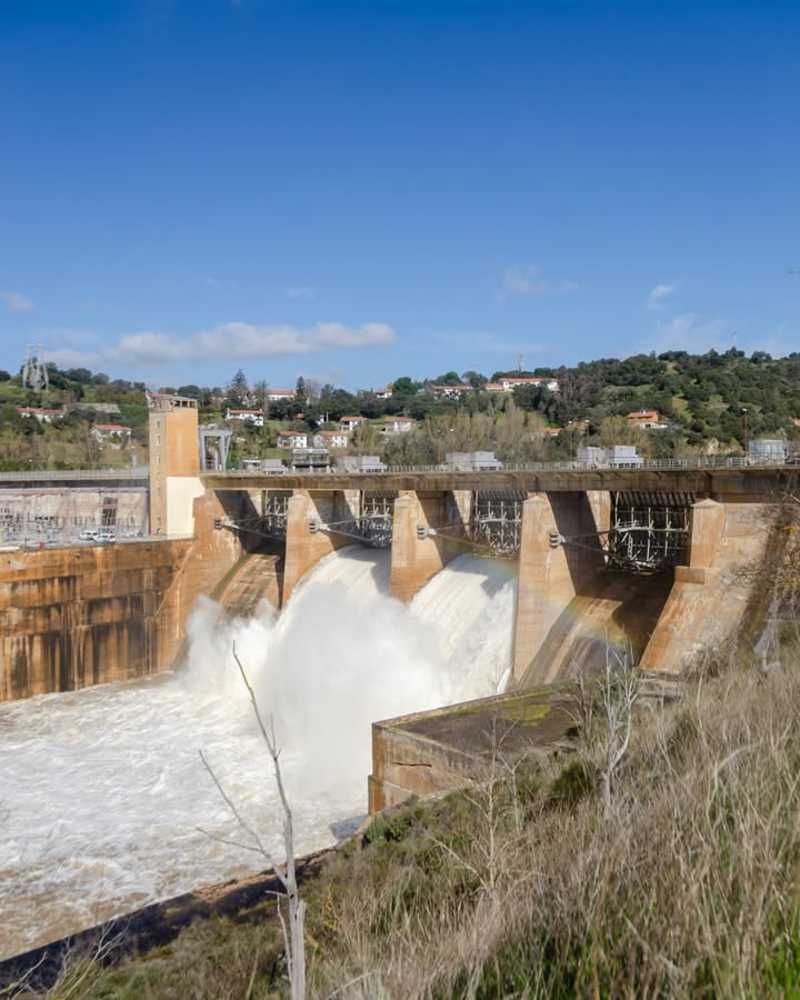 Vista de la presa de Villalcampo con agua fluyendo por los aliviaderos