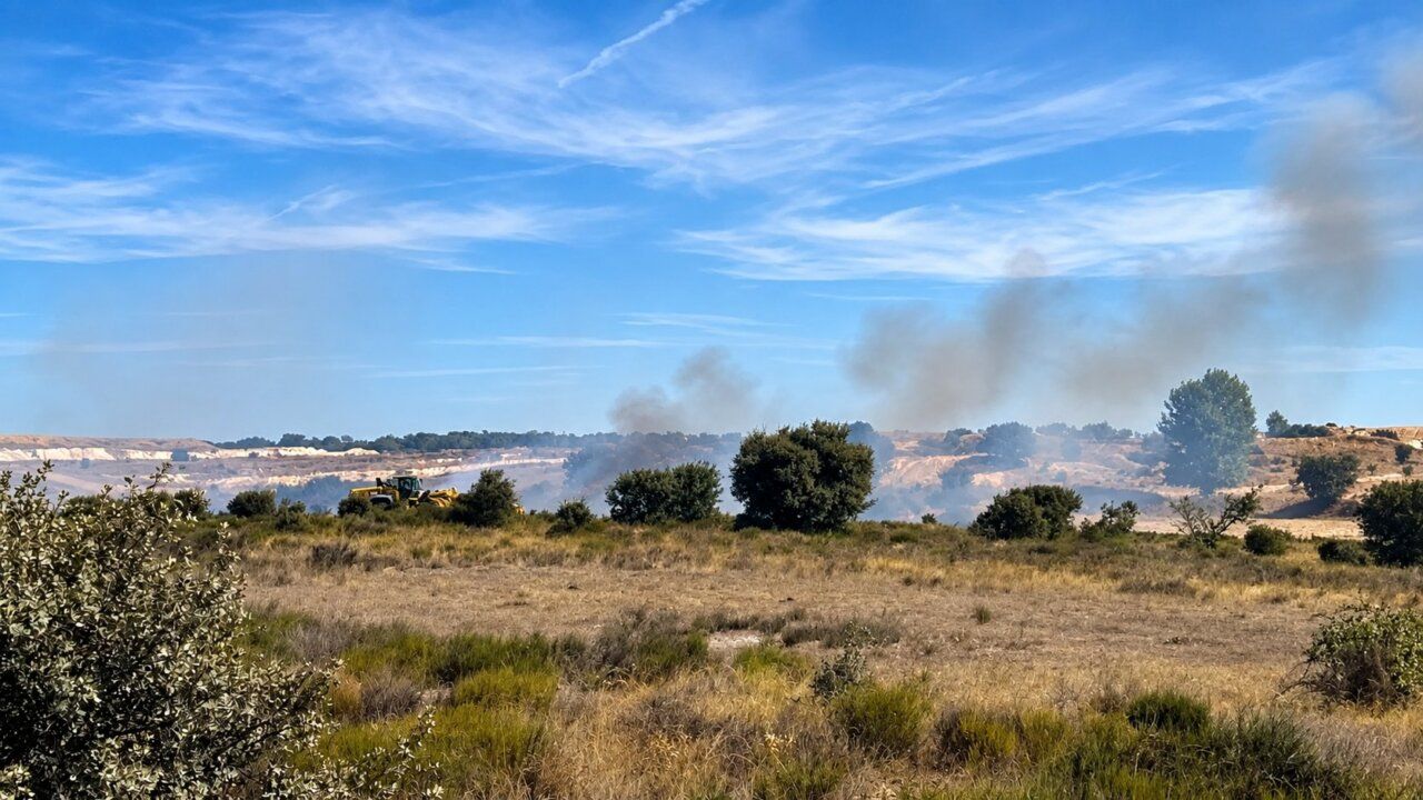 Bomberos trabajando en la extinción de un incendio de vegetación en Tamame de Sayago