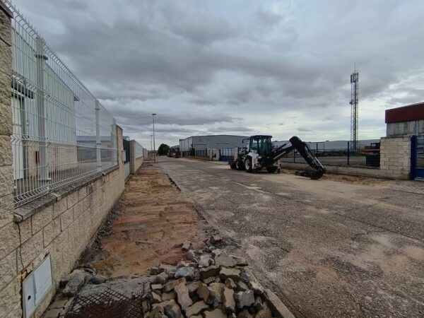 Obras de renovación de aceras en el Polígono de los Llanos con maquinaria