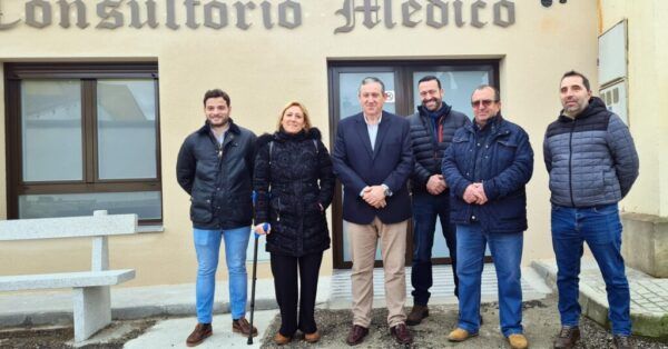 Grupo de personas frente a un consultorio médico en Zamora