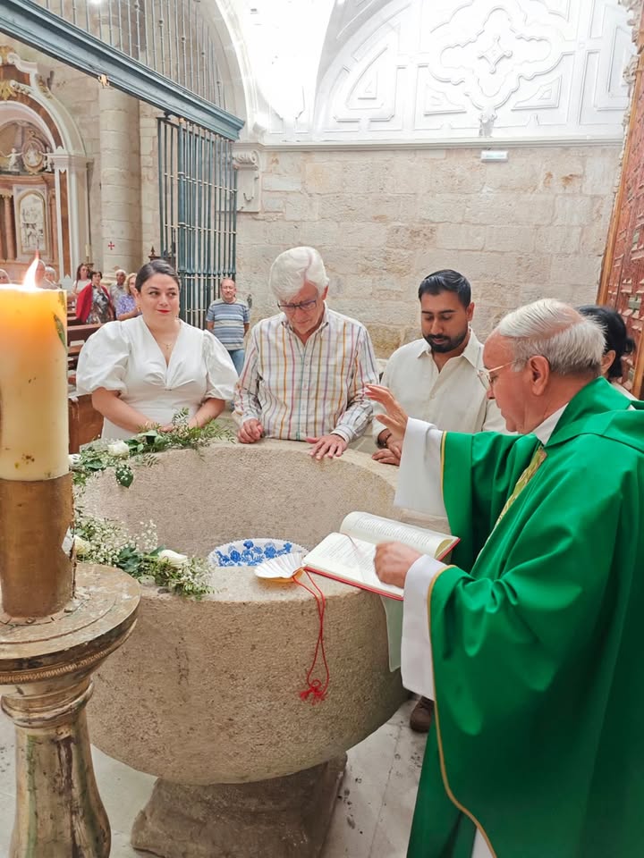 Ceremonia de iniciación cristiana en la iglesia de San Ildefonso en Zamora.
