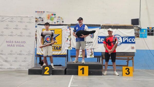 Izan Negro en el podio tras ganar la medalla de plata en tiro con arco