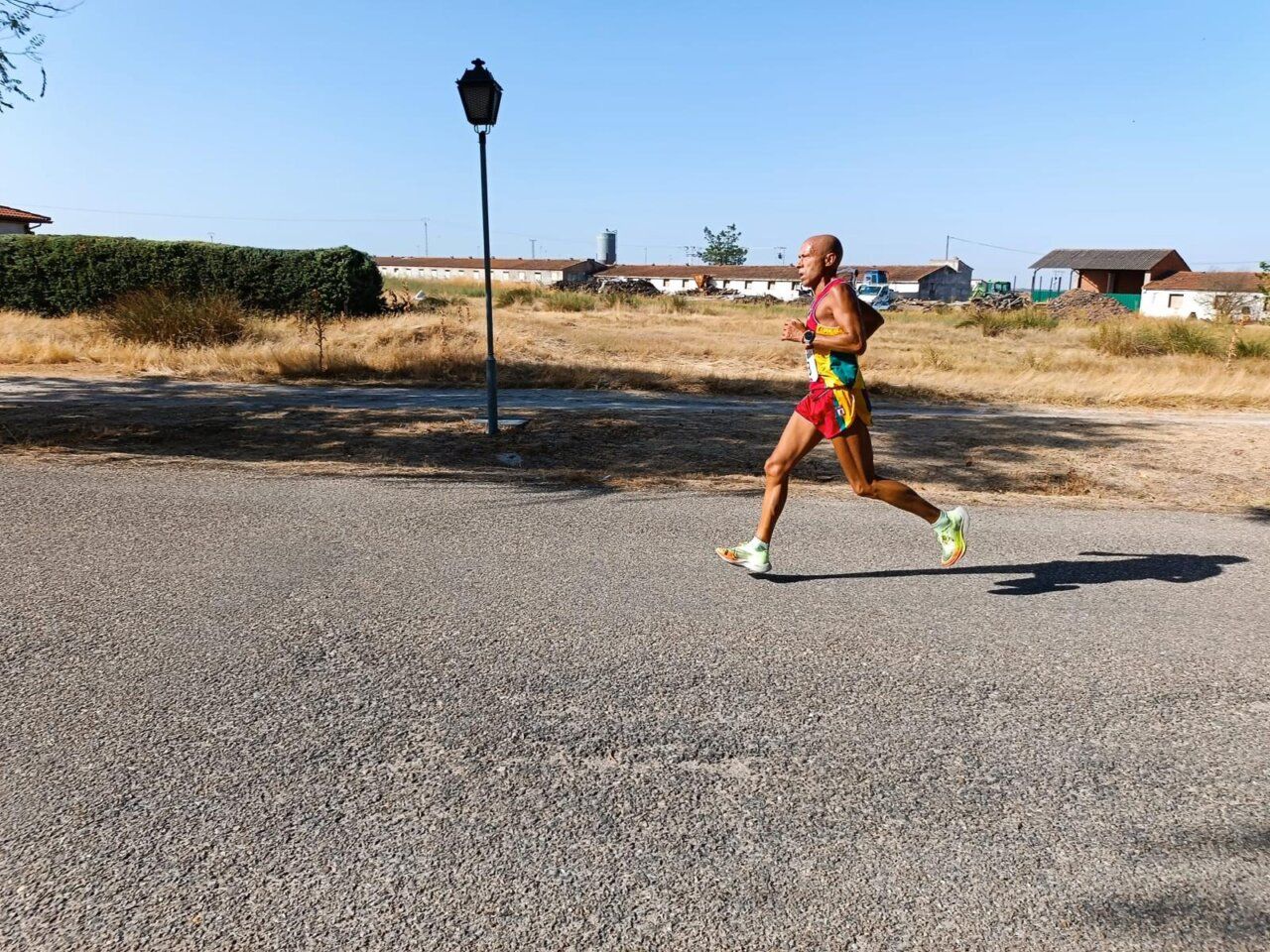 Juan San José Lorenzo corriendo en una carrera al aire libre