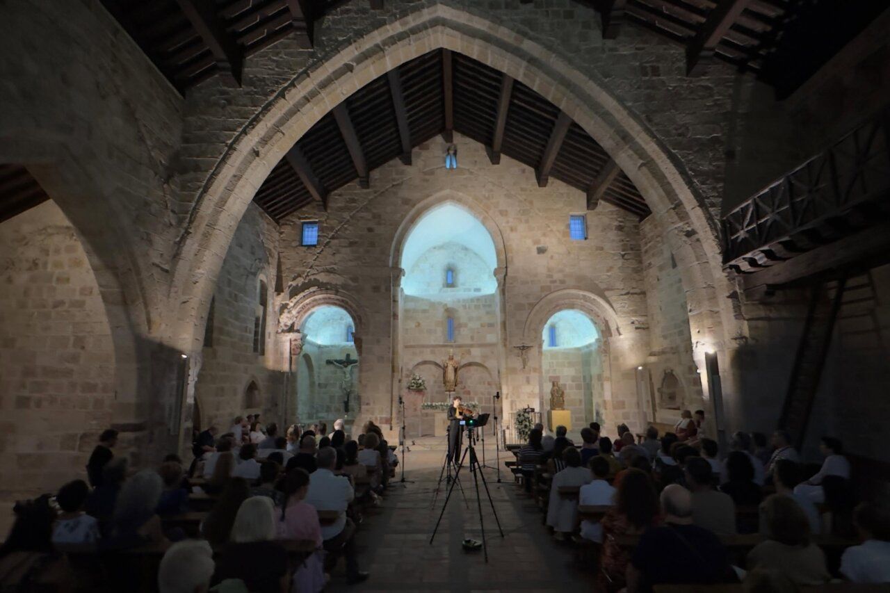 Mario Carpintero interpretando Bach en una iglesia llena de público