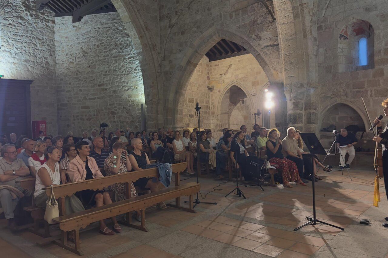 Mario Carpintero interpretando Bach en un concierto en San Cipriano