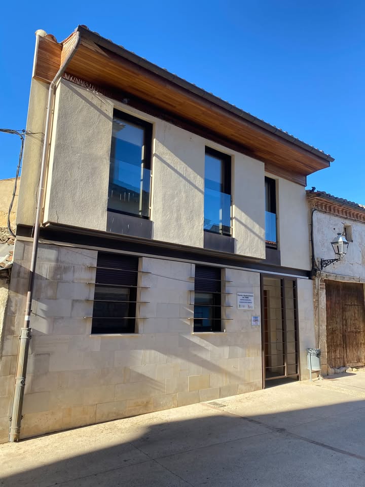 Edificio del consultorio y centro cívico de Tagarabuena con mejoras recientes.