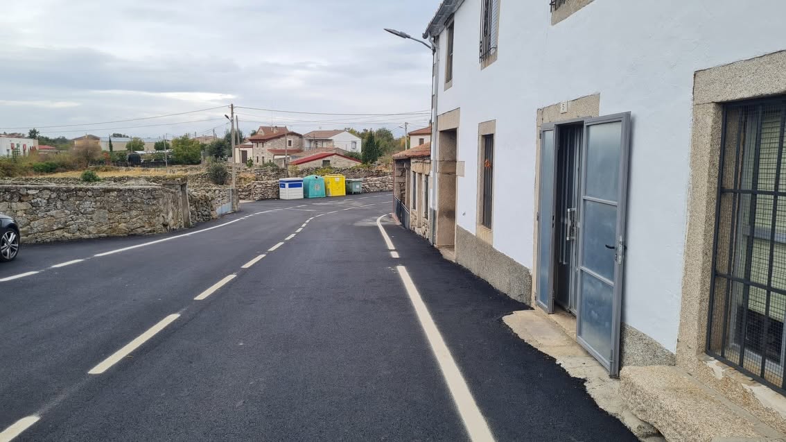 Vista de la carretera mejorada en Torregamones y Luelmo