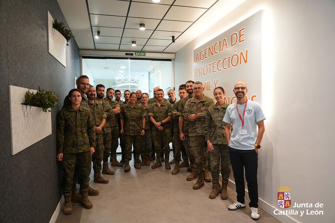 Grupo de militares del Ejército en el Centro de Emergencias Castilla y León 112