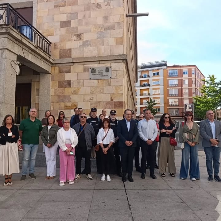 Concentración en Zamora contra la violencia de género con participantes en silencio.