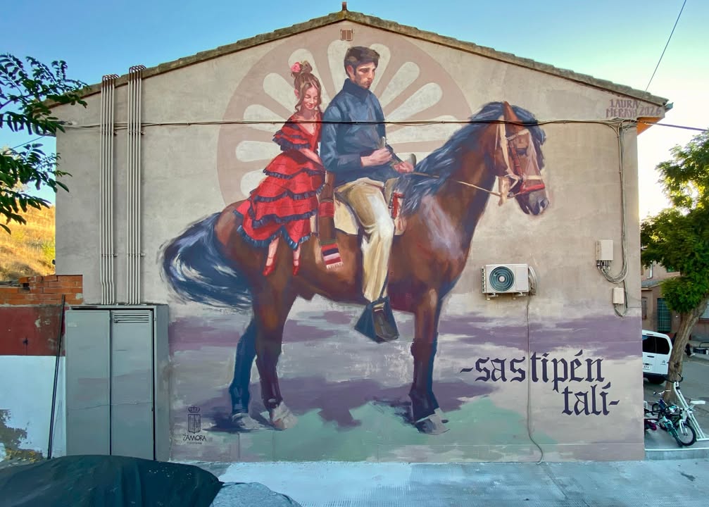 Mural en Zamora que honra la historia del barrio Rabiche con un hombre y una niña montando a caballo.