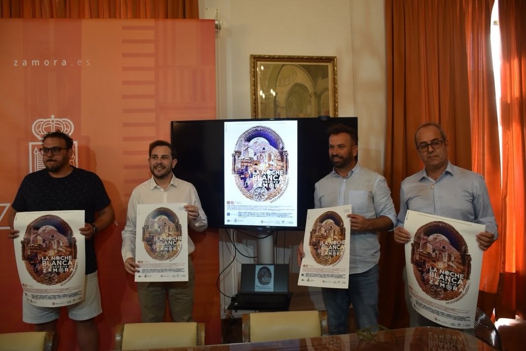 Presentación de la Noche Blanca en Zamora con cuatro personas mostrando carteles